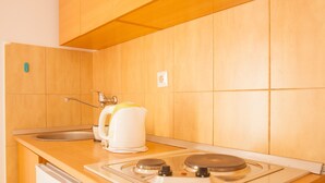 Studio, Balcony, Sea view (3 Adults) | Cocineta privada | Refrigerador, parrilla de estufa y tetera eléctrica