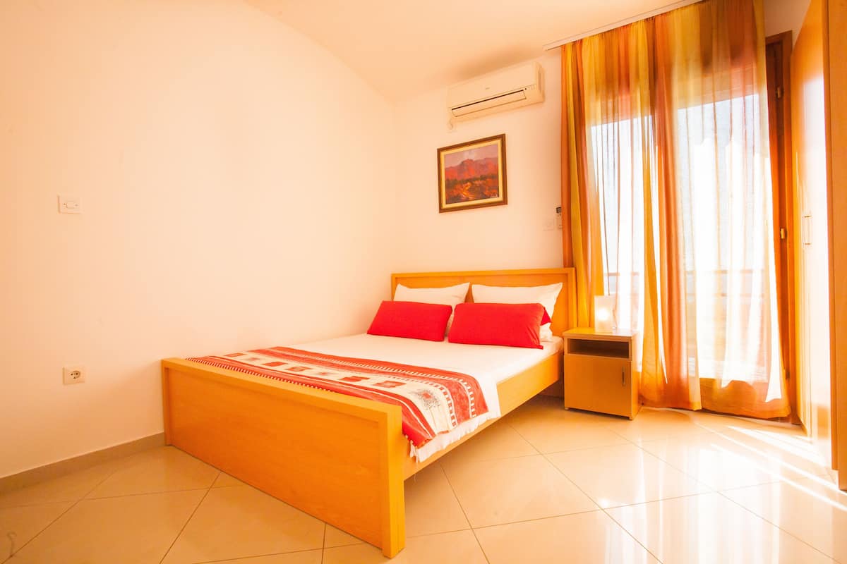 Soundproofing, iron/ironing board, free WiFi, bed sheets