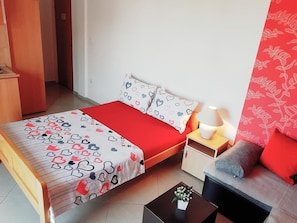 Studio, Balcony, Sea view (3 Adults) | Kedap suara, setrika/meja setrika, Wi-Fi gratis, dan seprai linen