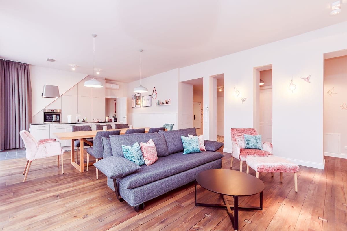 Deluxe Çatı Katı Süiti (Penthouse), 3 Yatak Odası, Teras, Bahçe Manzaralı | Oturma alanı | Düz ekran televizyon, oyuncaklar, ısıtmalı zemin 