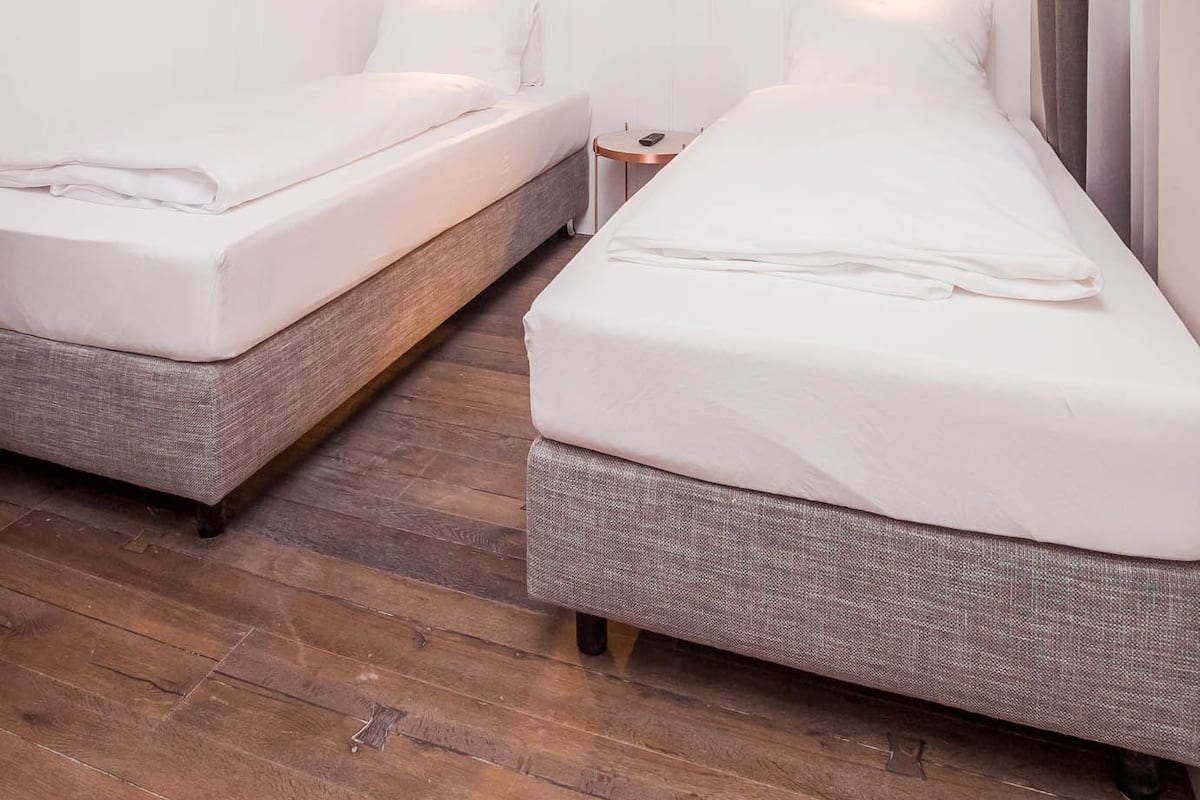 Design Apart Daire, 1 Yatak Odası, Balkon, Bahçeli | Masa, dizüstü bilgisayar çalışma alanı, güneşlik/perde, ütü/ütü masası 