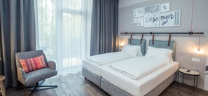 Estúdio design, 2 camas de solteiro, sacada, no jardim | Escrivaninha, espaço de trabalho para notebook, cortinas blackout