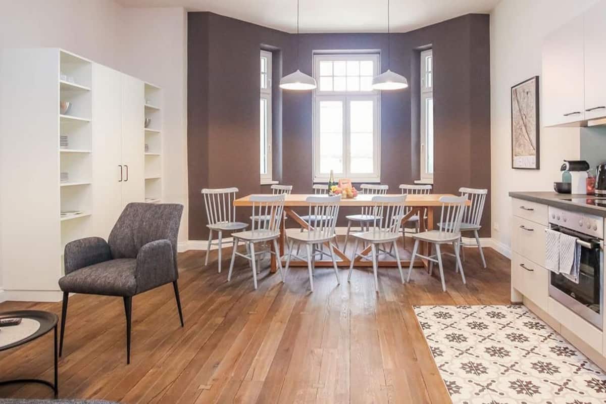 Apartamento design, 3 quartos, 2 banheiros | Área de estar | TV de tela plana, brinquedos, pisos aquecidos