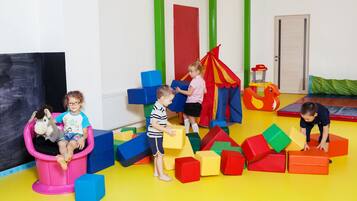 Lasten leikkialue sisätiloissa