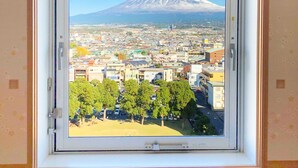 A window with a view of a cityscape and a mountain. - Hotel Nishimura (Fuji)