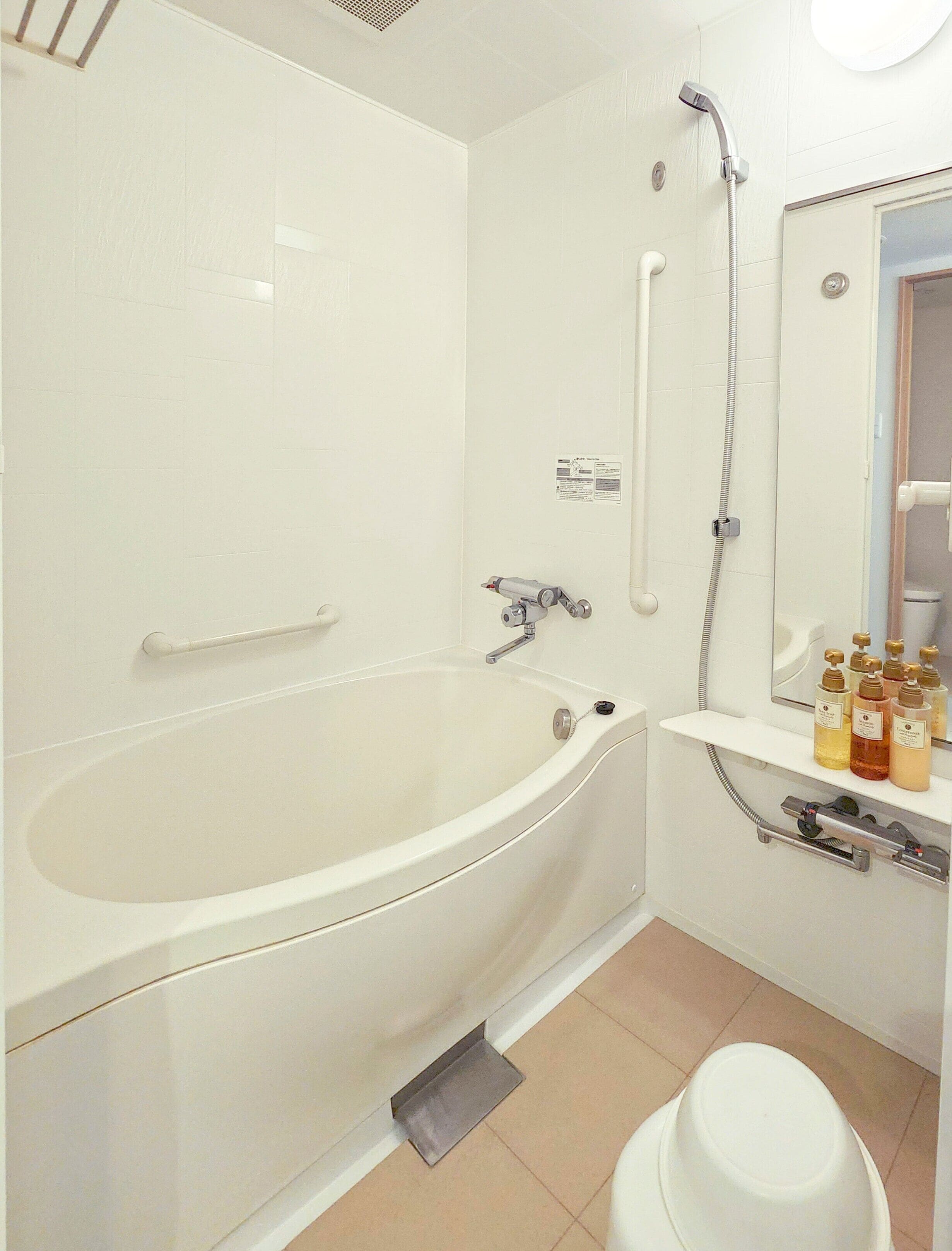 separate bathtub and shower, slippers, bidet, towels