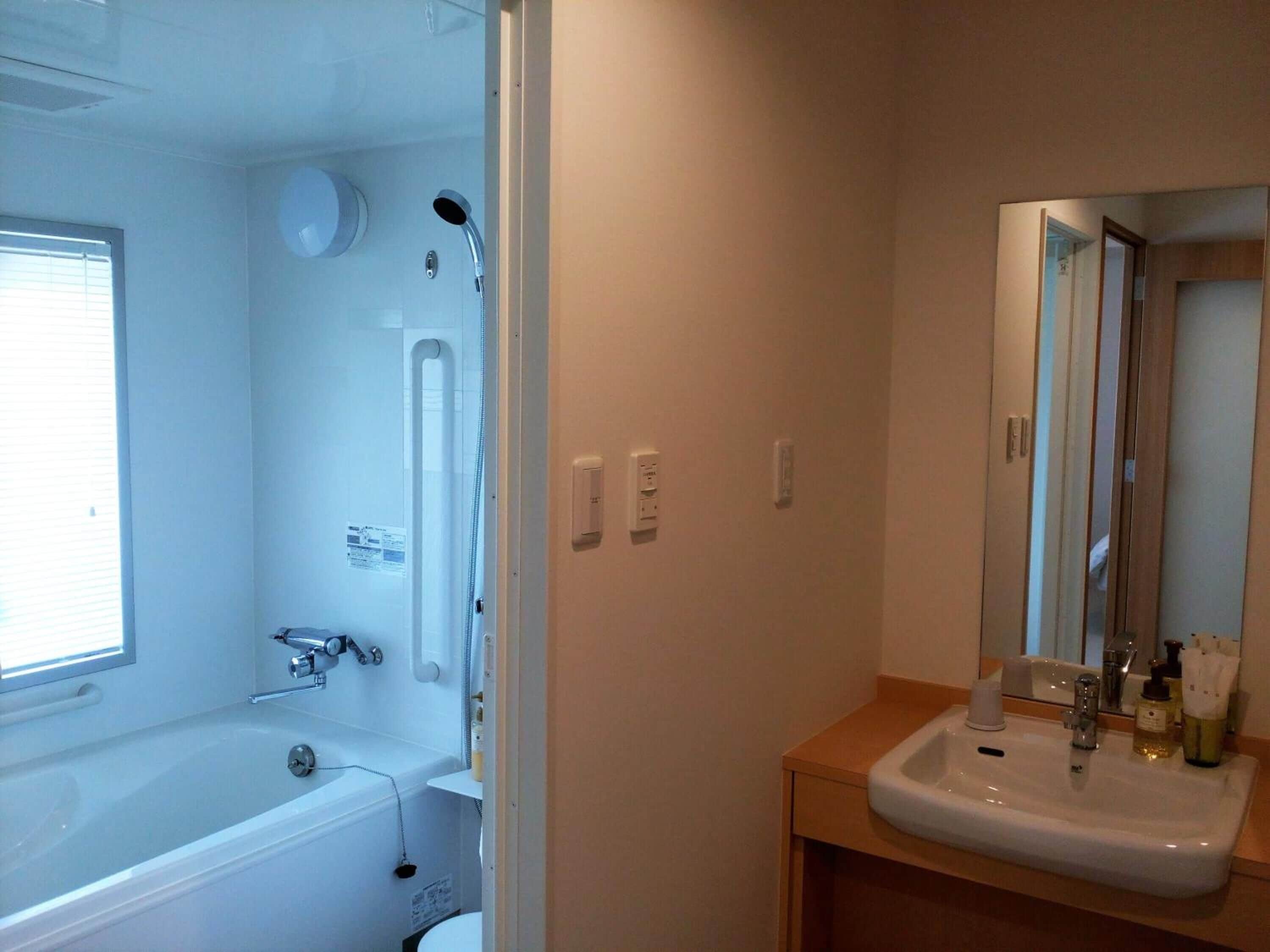 deluxe twin room, non smoking | bathroom | separate bathtub and shower, slippers, bidet, towels