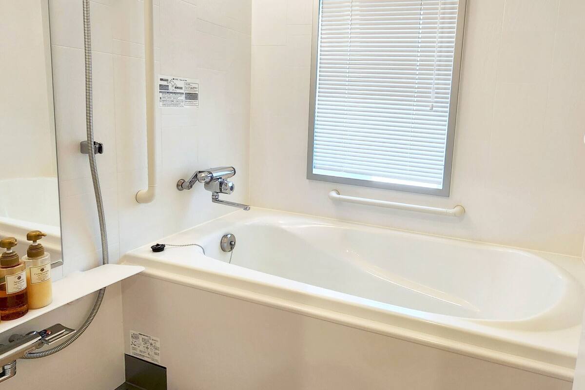 separate bathtub and shower, slippers, bidet, towels