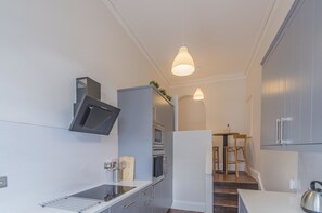 City Apartment, 2 Bedrooms, City View | Private kitchen | Fridge, microwave, oven, stovetop - Berkeley House (Bristol)