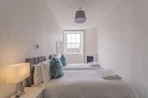 1 غرفة نوم وأغطية فراش متميزة وخزنة داخل الغرفة ومكواة/لوح كي