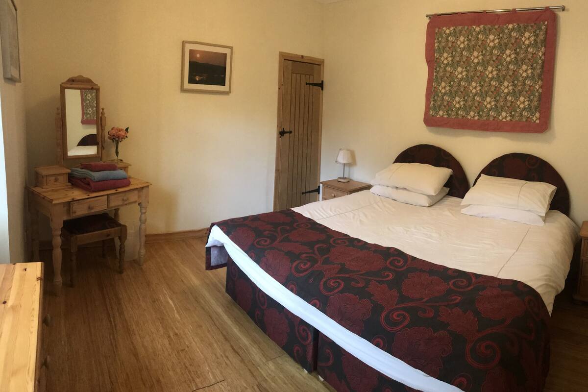 Cottage, 1 Bedroom (Clematis Cottage) | Desk, blackout drapes, soundproofing, iron/ironing board