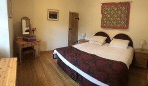 Cottage, 1 Bedroom (Clematis Cottage) | Desk, blackout curtains, soundproofing, iron/ironing board - Bonawe House Holiday Cottages (Taynuilt)