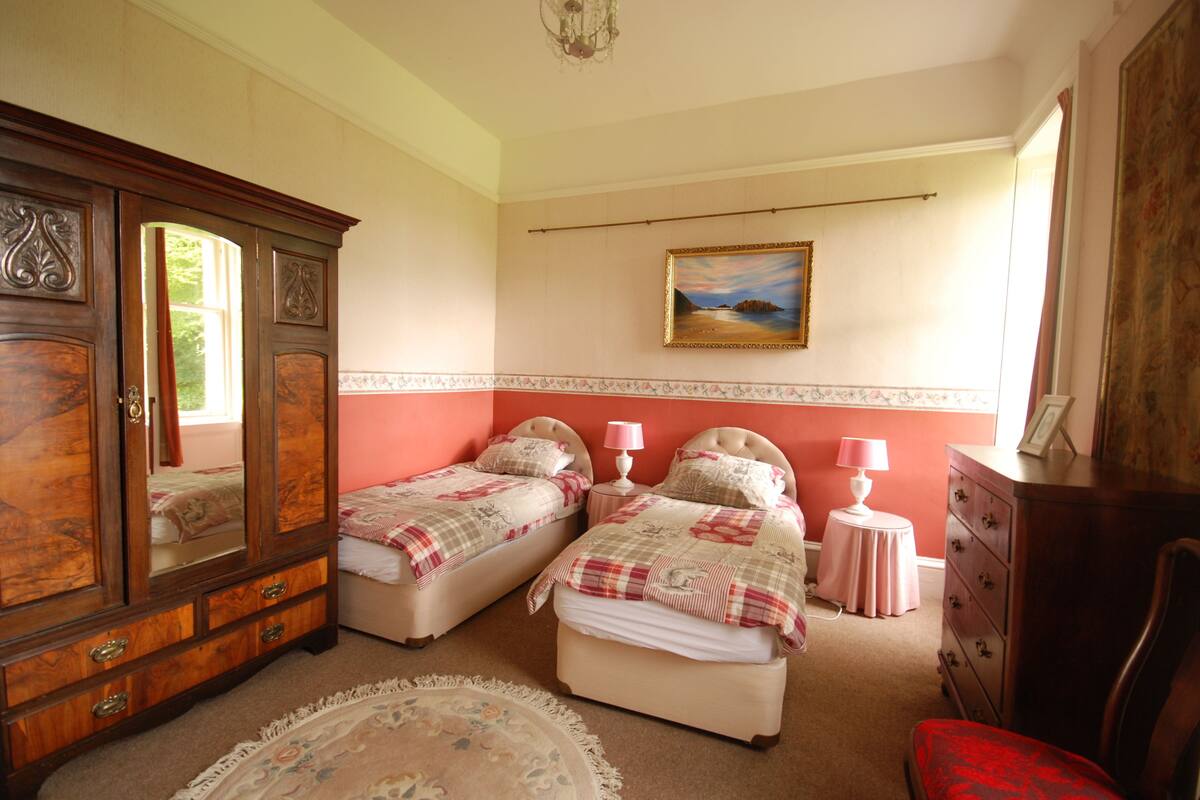 Apartment, 2 Bedrooms (The Edwardian Wing) | Desk, blackout drapes, soundproofing, iron/ironing board