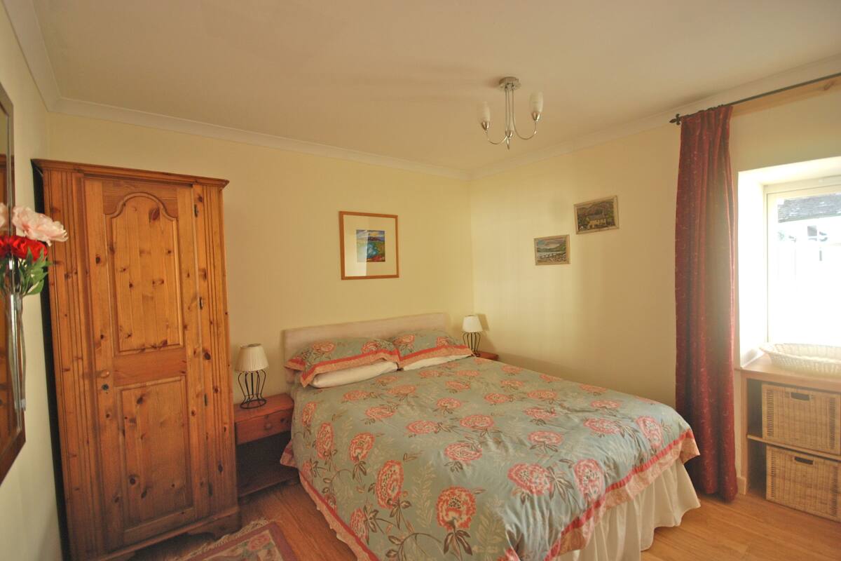 Cottage, 3 Bedrooms (Hydrangea Cottage) | Desk, blackout drapes, soundproofing, iron/ironing board