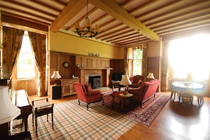 Apartment, 2 Schlafzimmer (The Edwardian Wing) | Wohnbereich | Flachbildfernseher, DVD-Player