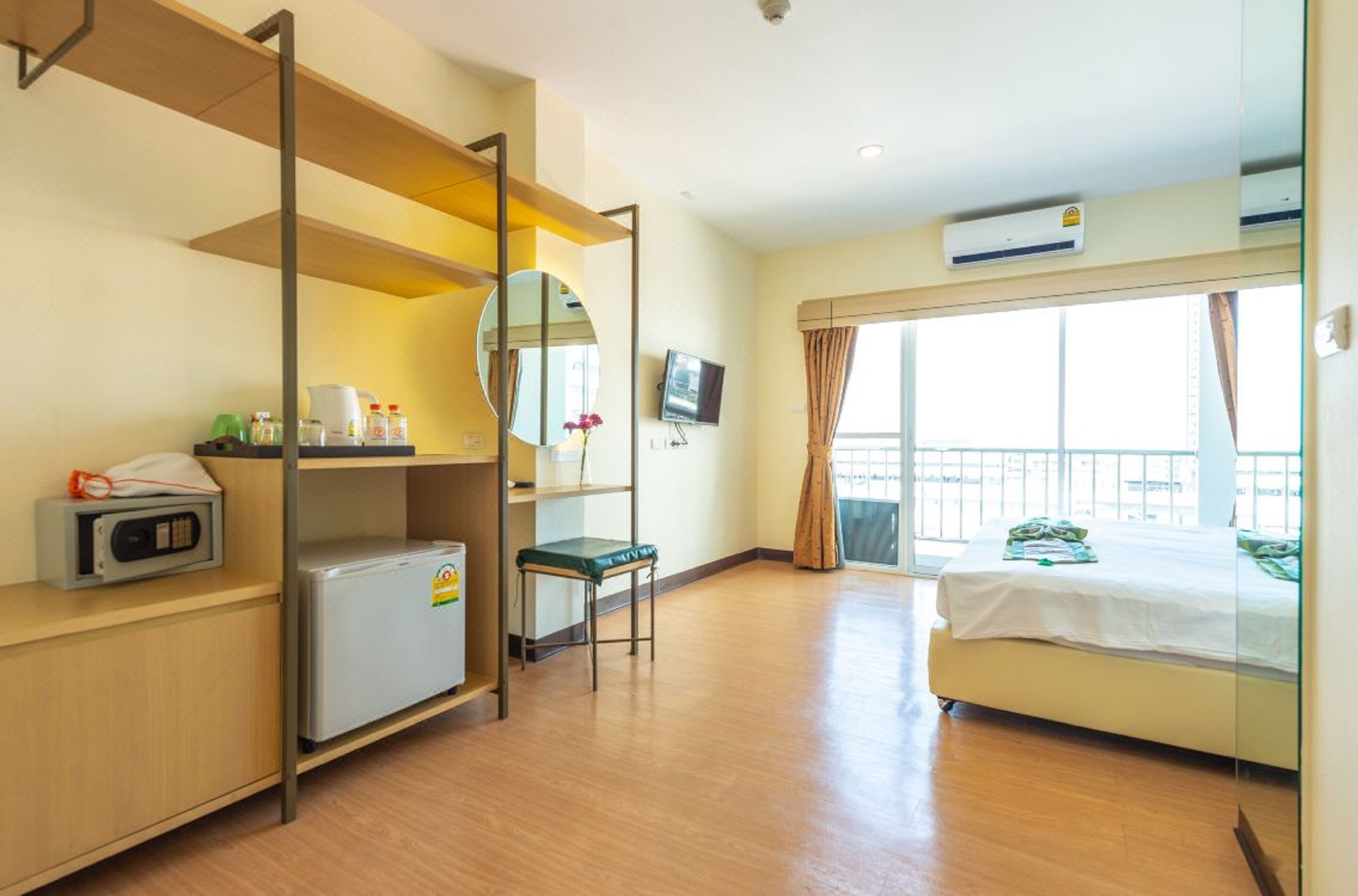 deluxe room | 1 bedroom, in-room safe, desk, soundproofing