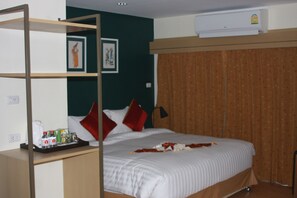 In-room safe, desk, soundproofing, rollaway beds - Klean Residence Hotel (Bangkok)