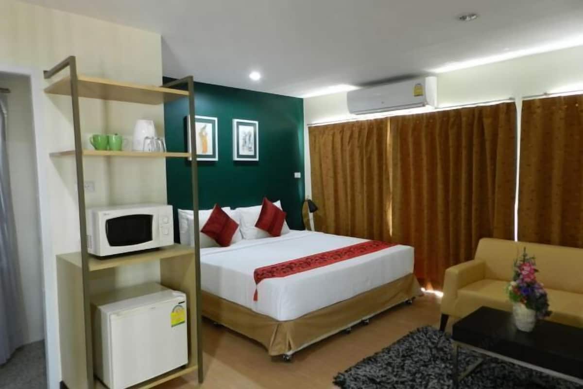 In-room safe, desk, soundproofing, rollaway beds (surcharge)