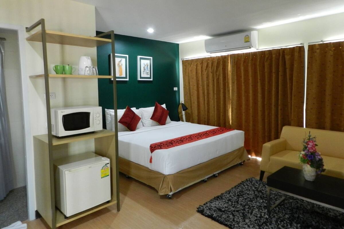 In-room safe, desk, soundproofing, rollaway beds (surcharge)