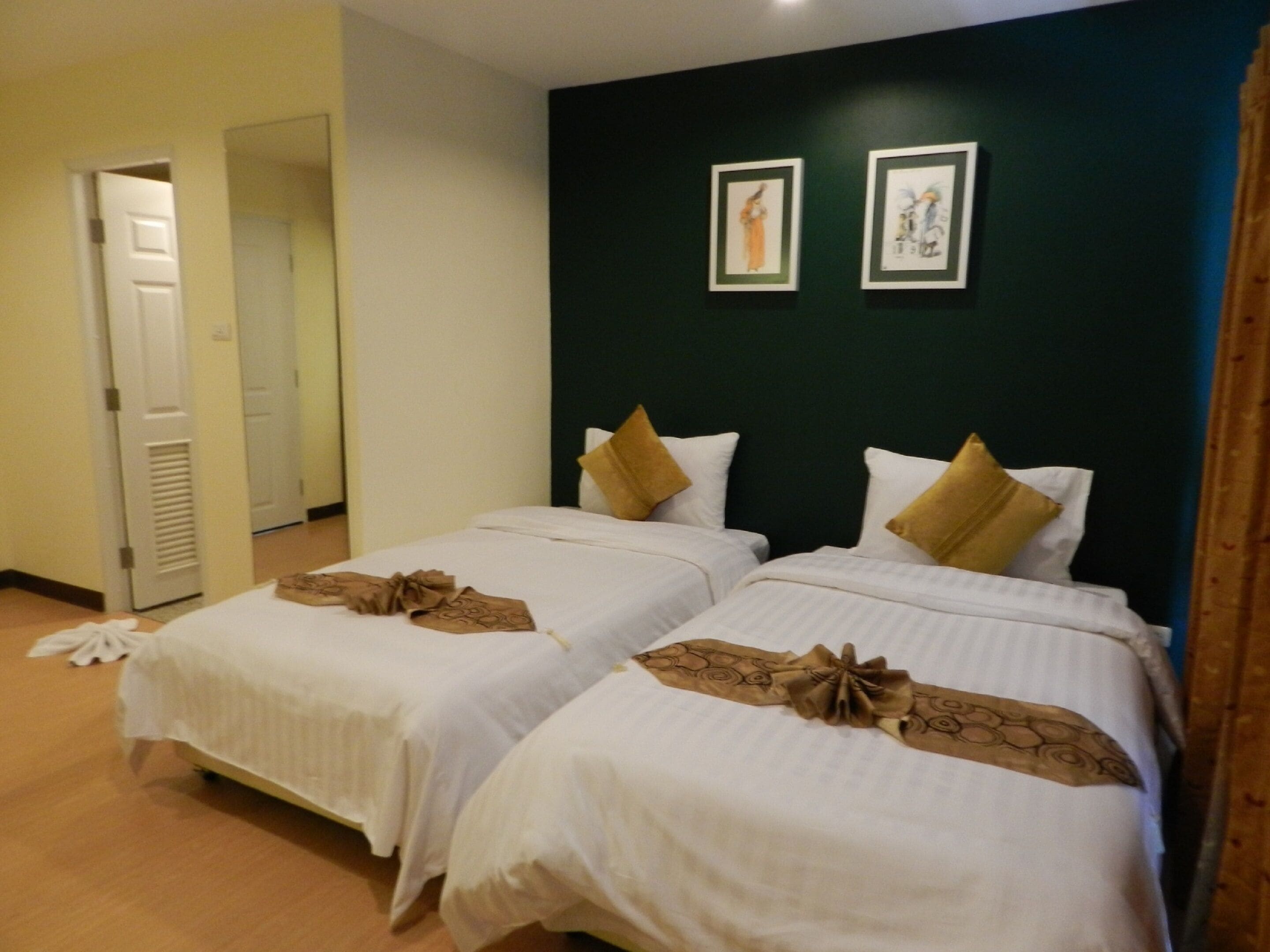 deluxe room | 1 bedroom, in-room safe, desk, soundproofing