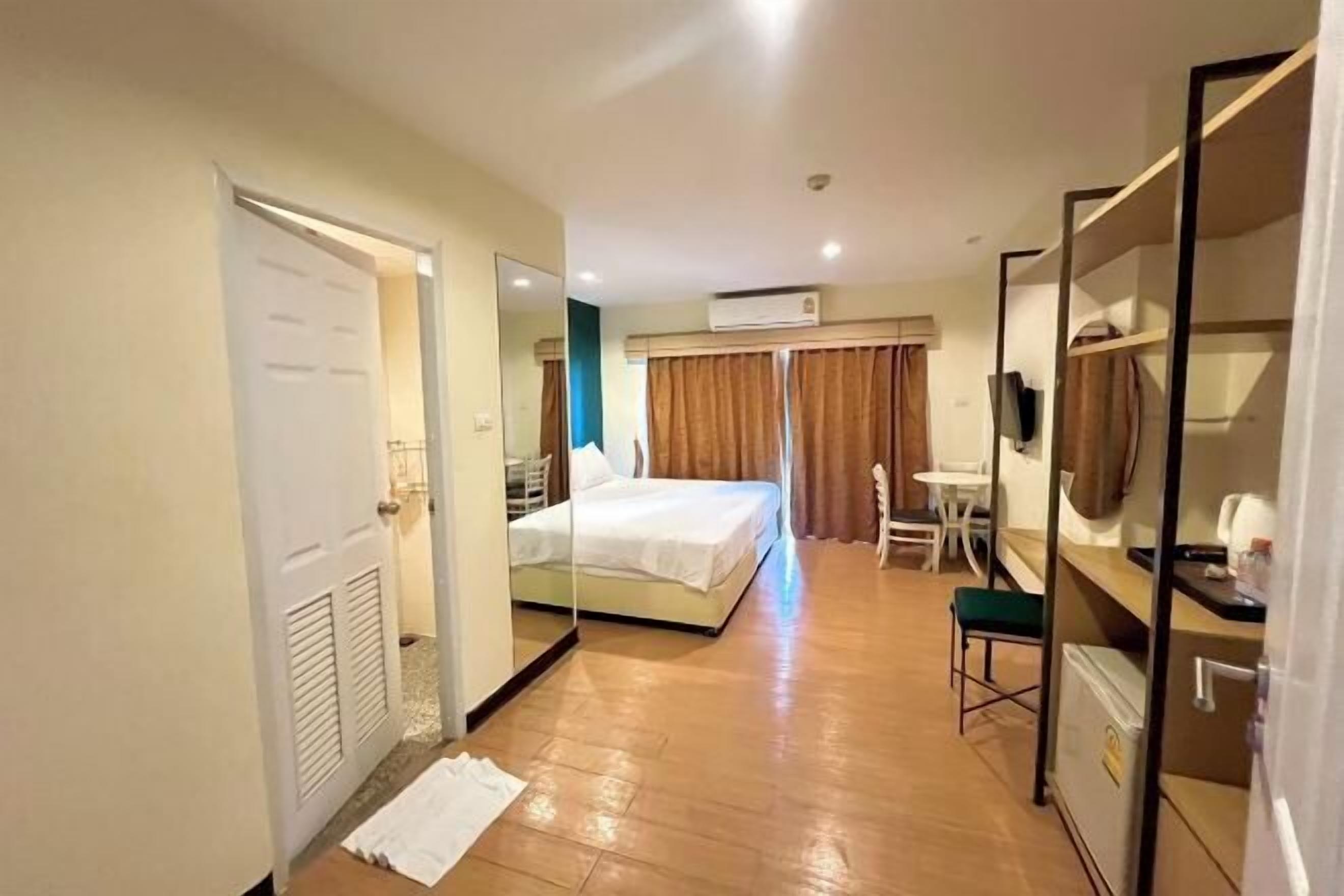 セーフティボックス (室内)、デスク、防音設備、可動式ベッド