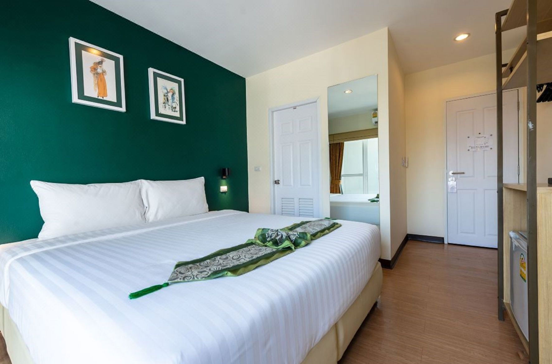 Caja de seguridad en la habitación y escritorio 