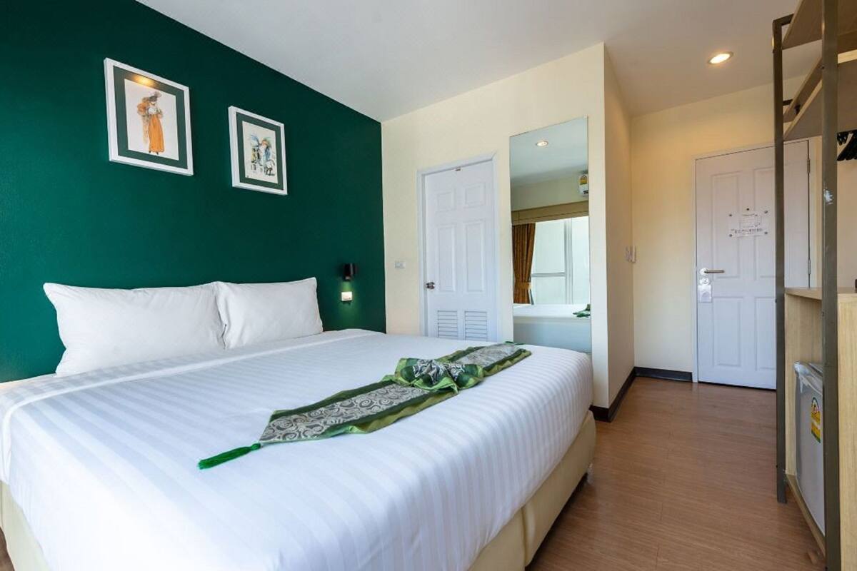 Caja de seguridad en la habitación y escritorio