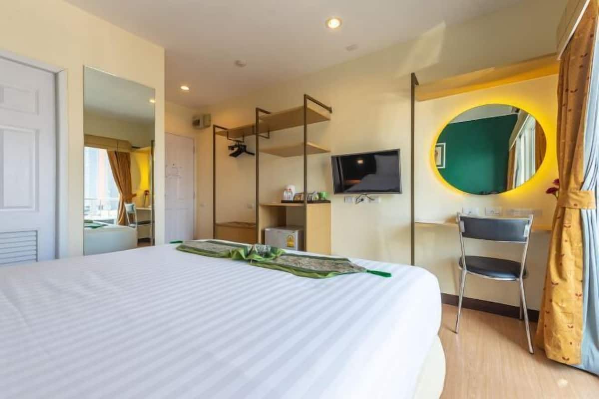 In-room safe, desk, soundproofing, rollaway beds
