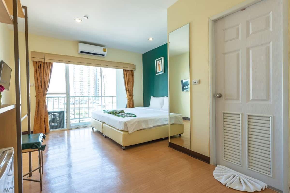 Deluxe Room | In-room safe, desk, soundproofing, rollaway beds (surcharge)