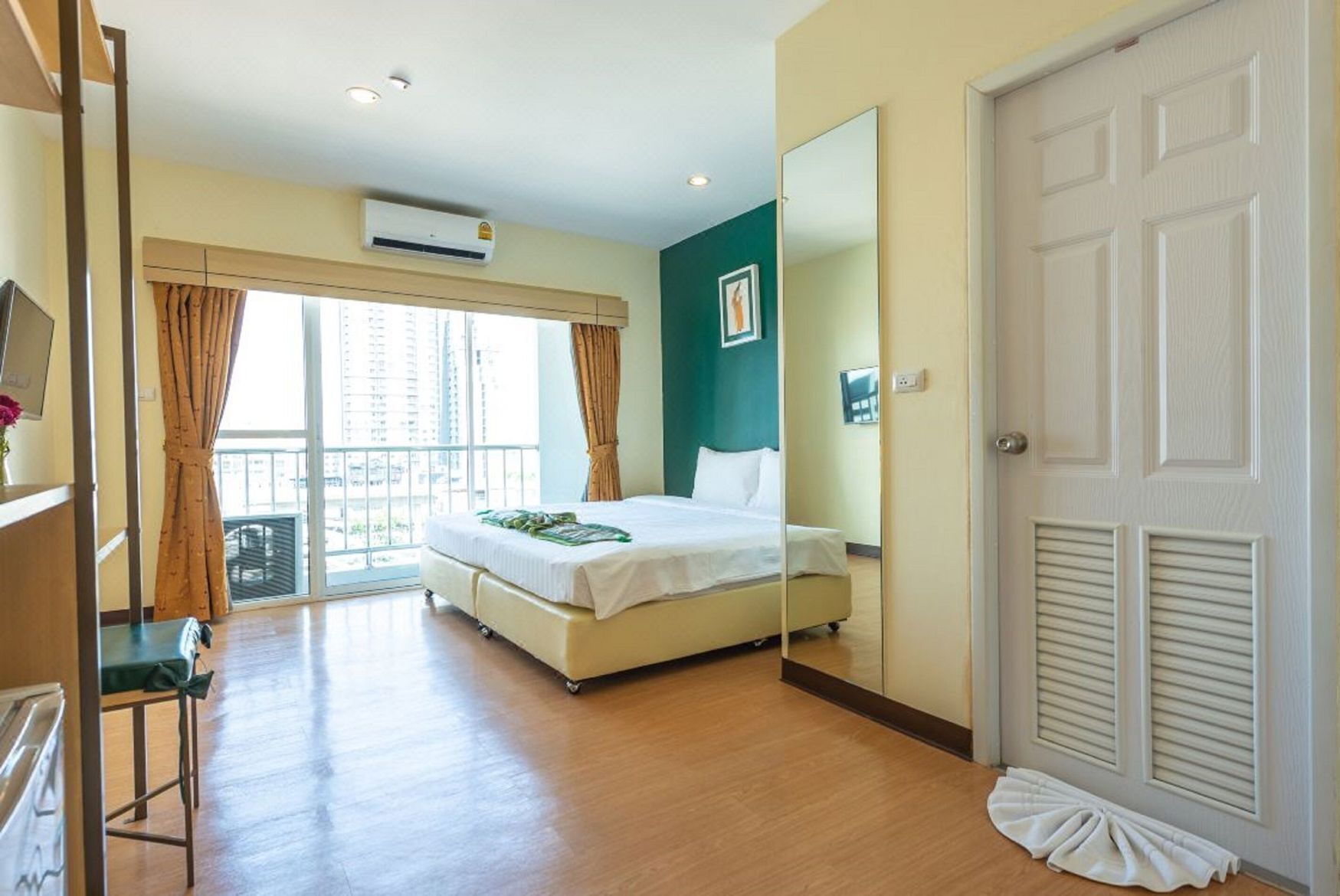 Caja de seguridad en la habitación y escritorio 