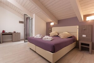 Suite, Jetted Tub | In-room safe, desk, soundproofing, free WiFi