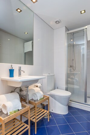 Apartment, 2 Bedrooms | Bathroom | Hair dryer, towels, soap, shampoo - Casa da Praça (Funchal)
