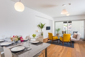 Apartment, 2 Bedrooms | In-room dining - Casa da Praça (Funchal)