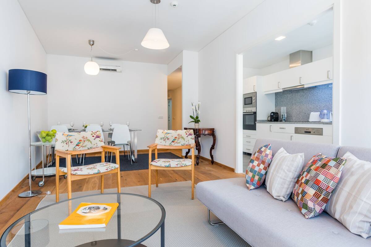 Appartement, 2 chambres | Salle de séjour | Téléviseur à écran plat