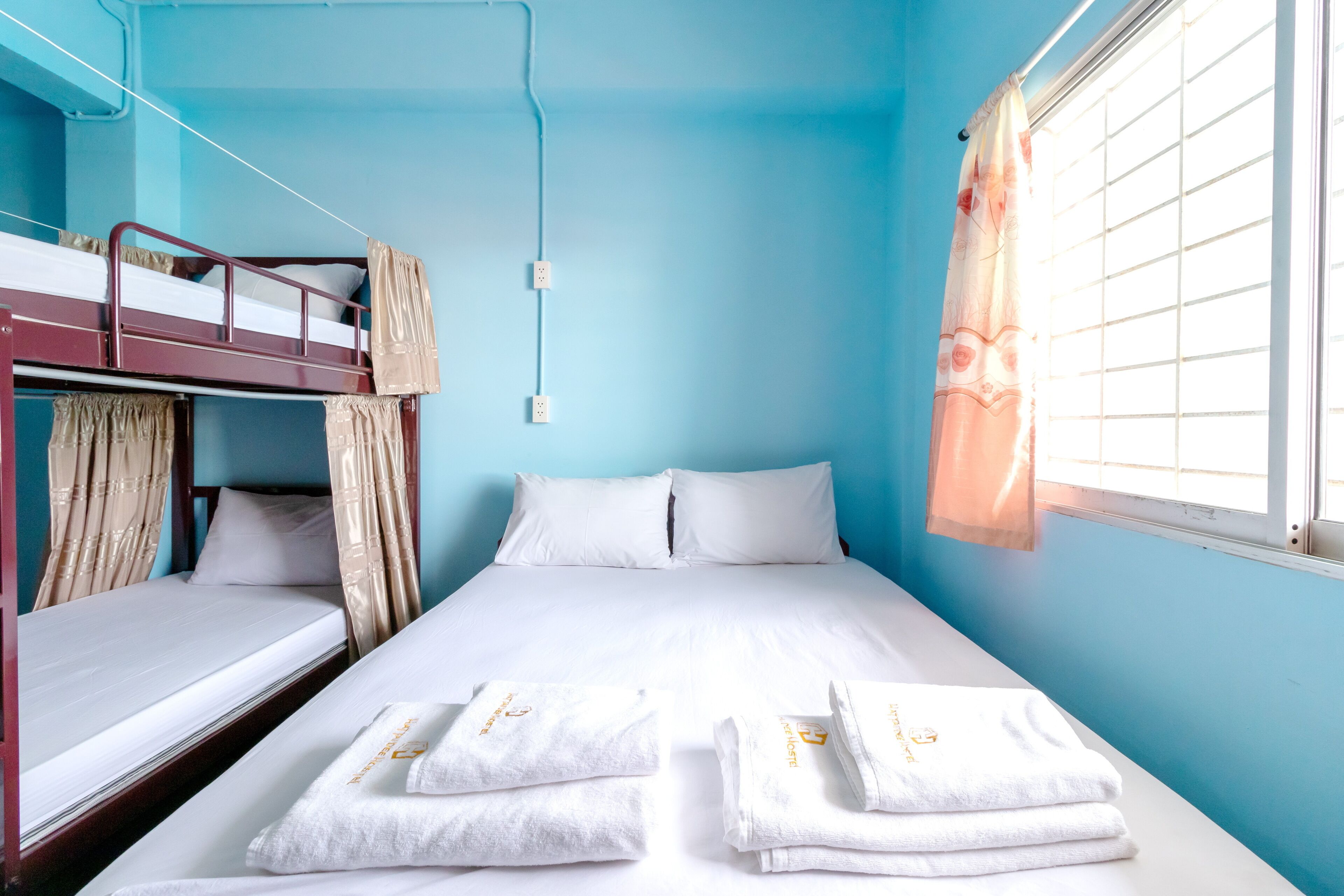 Family Room | Desk, free WiFi