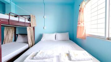 Family Room | Desk, free WiFi