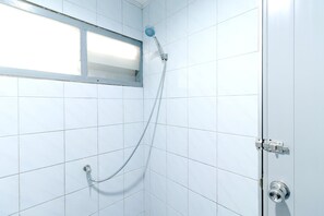 Suihku, sadesuihkupää, ilmaiset hygieniatuotteet, bidee