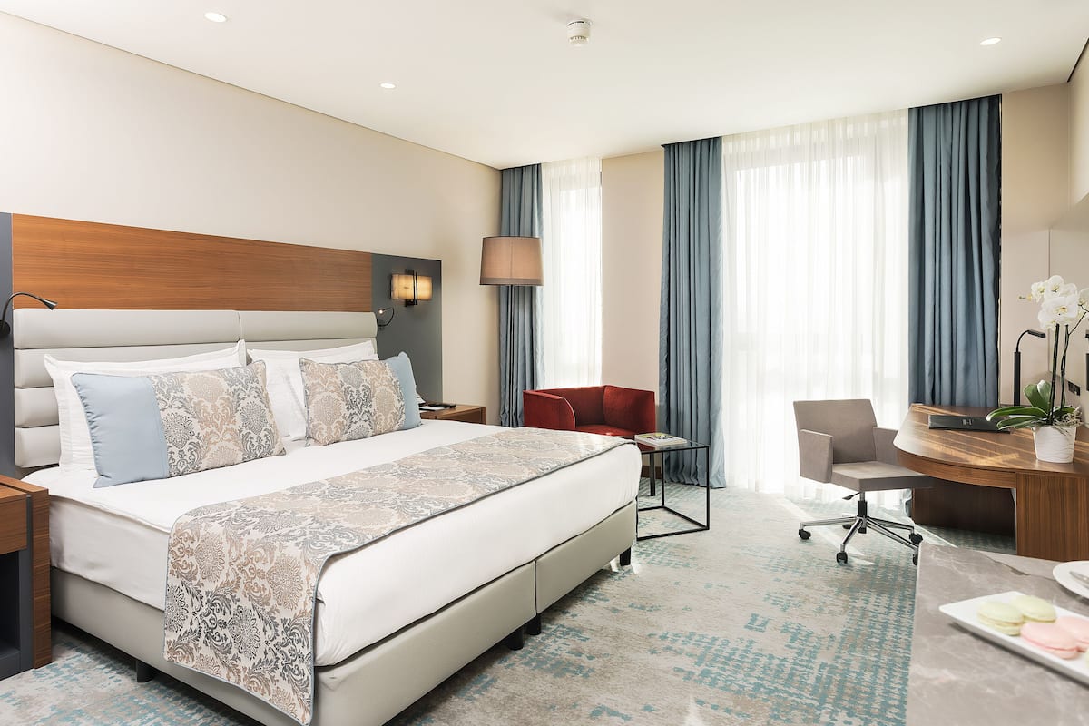 premium bedding, minibar, in-room safe, desk