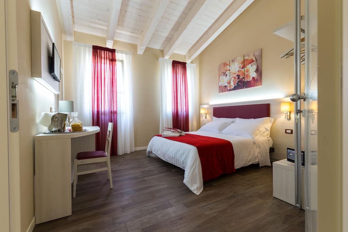 Quarto casal ou duplo | Cofres nos quartos, escrivaninha, quartos à prova de som