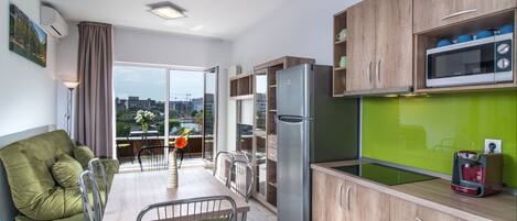 Una cocina moderna con comedor, ventanas amplias y vista a la ciudad.