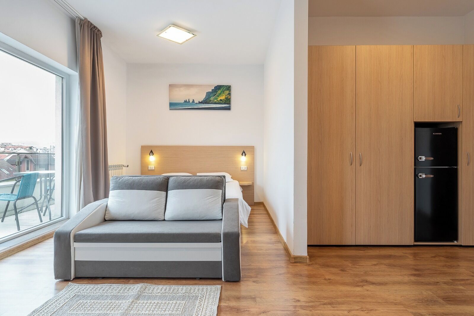 Ropa de cama hipoalergénica y caja de seguridad en la habitación 