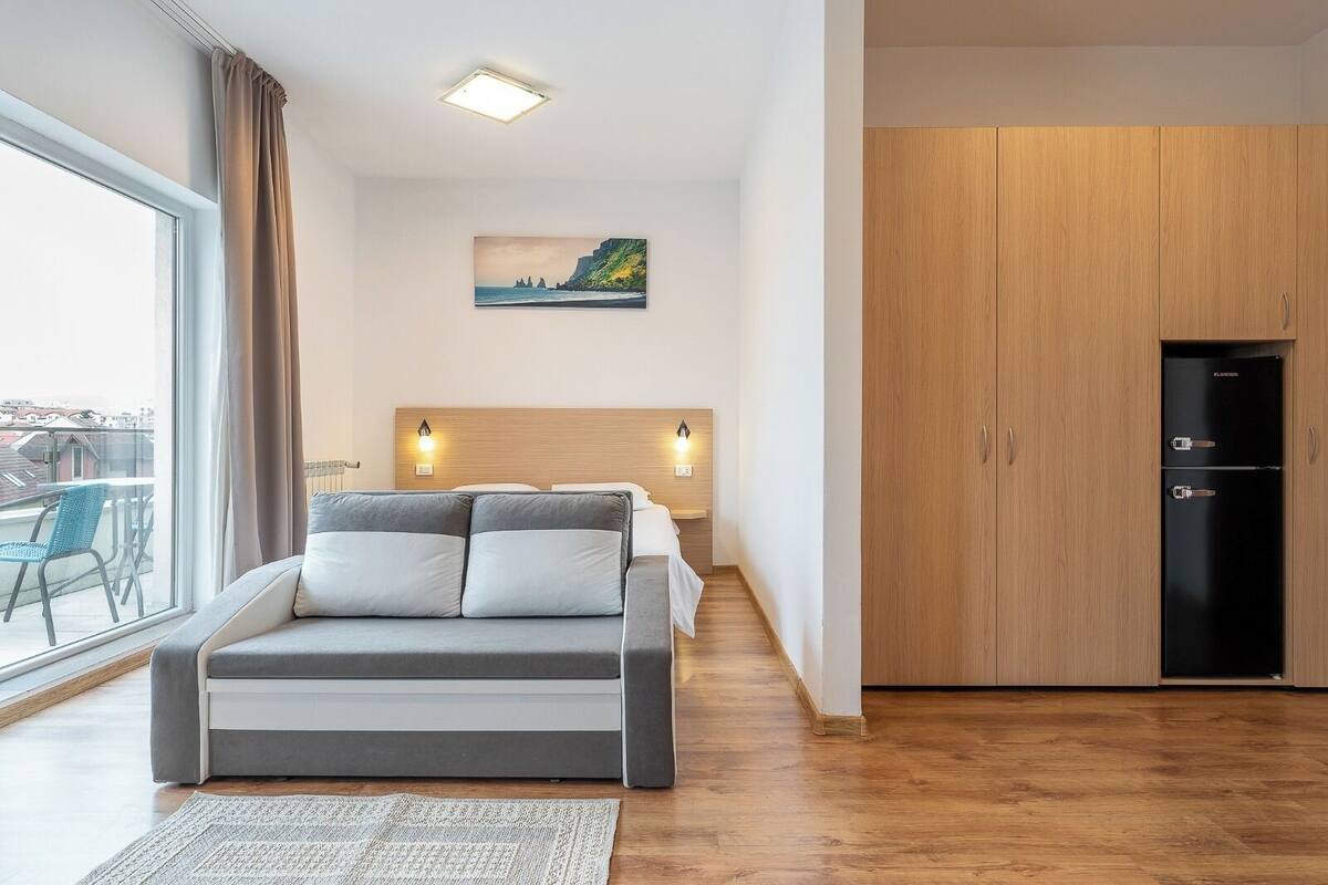 Ropa de cama hipoalergénica y caja de seguridad en la habitación