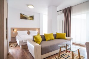 Ropa de cama hipoalergénica y caja de seguridad en la habitación