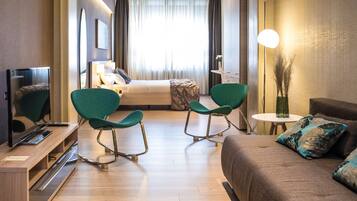 Superior-svíta | Rúmföt af bestu gerð, míníbar, öryggishólf í herbergi, skrifborð