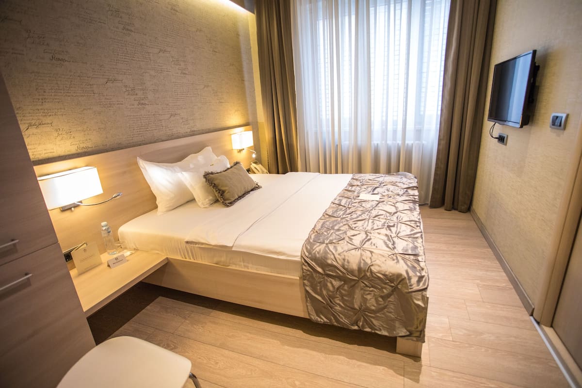 Quarto solteiro luxo | 1 quarto, roupas de cama premium, frigobar, cofres nos quartos