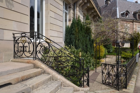 Front of property. L'Empereur, sa Femme et le petit Prince