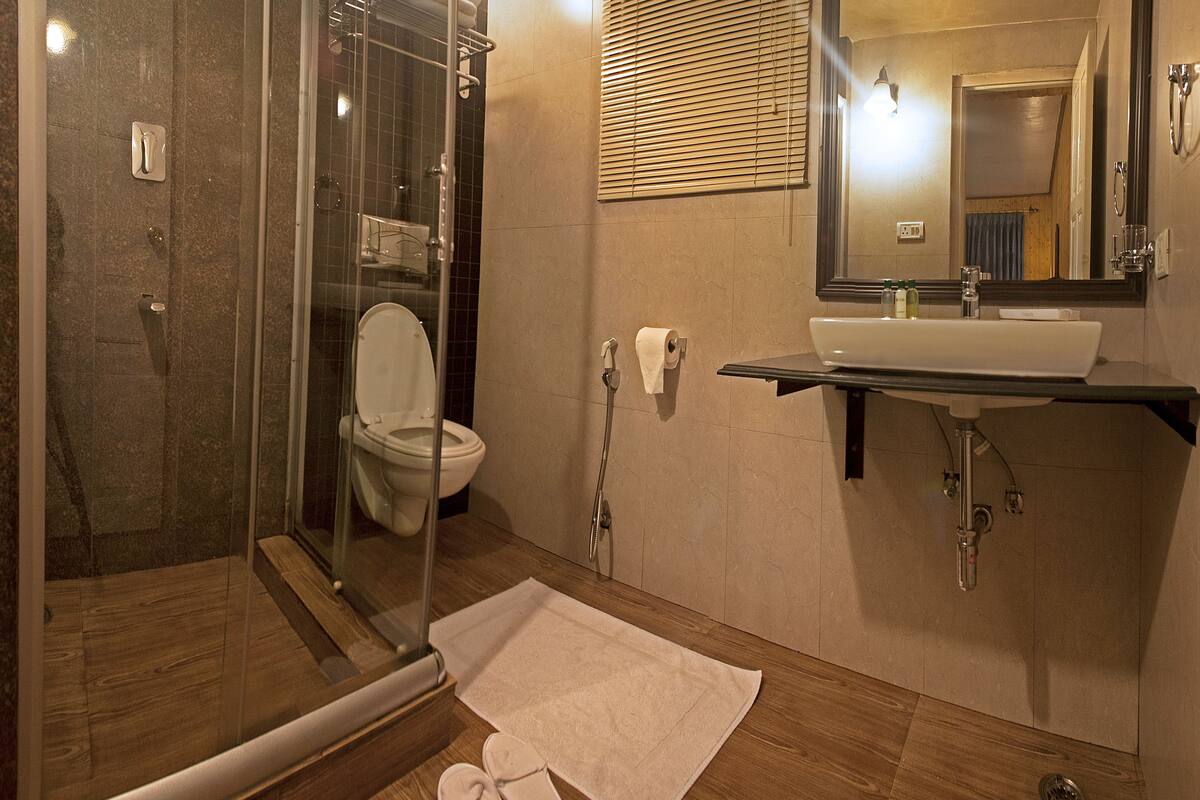 Executive Room, 1 Bedroom, Garden View | Bathroom | Towels