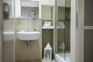 Shower, free toiletries, hair dryer, slippers - B&B Emozioni Fiorentine (Florence)
