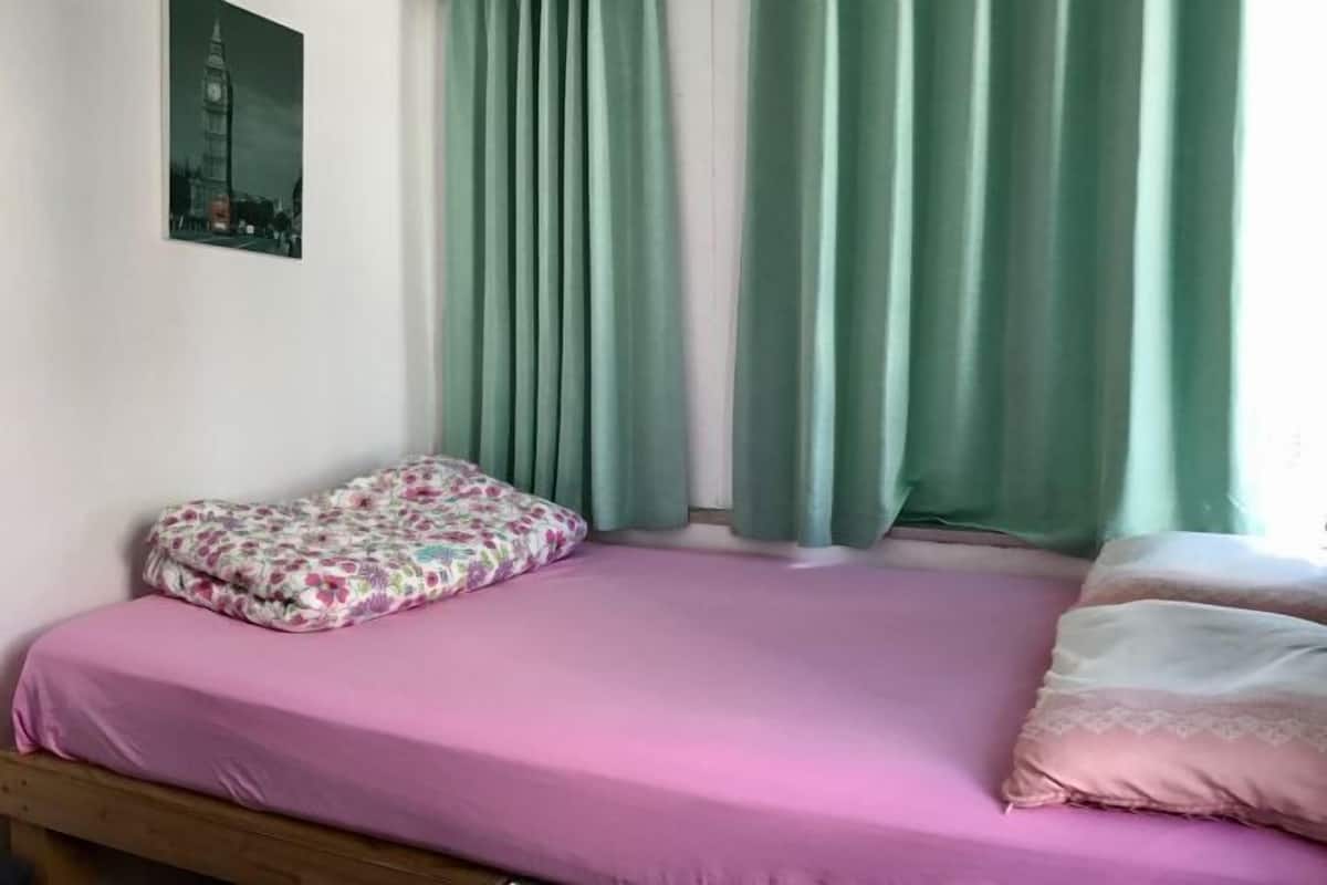 Free WiFi, bed sheets
