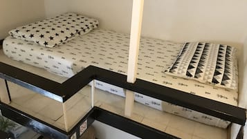 グループに人気なトリプルルーム | WiFi (無料)、ベッドシーツ